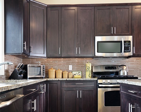 light kitchen cabinets and darker wall or dark kitchen cabinets with lighter walls