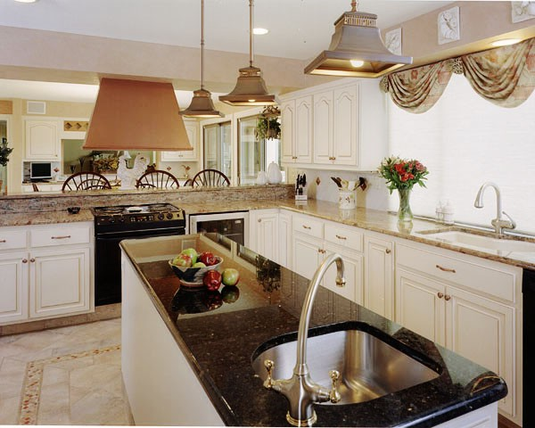 cathedral door on top cabinets and square on bottom cabinets