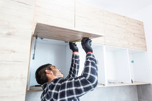 How do I choose a cabinet maker