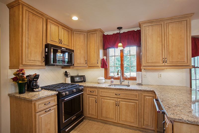 kitchen colors with medium wood cabinets