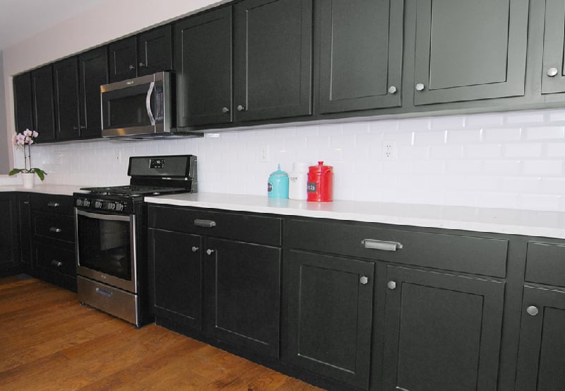 black-kitchen-white-countertop