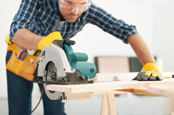 contractor-using-table-saw-in-kitchen