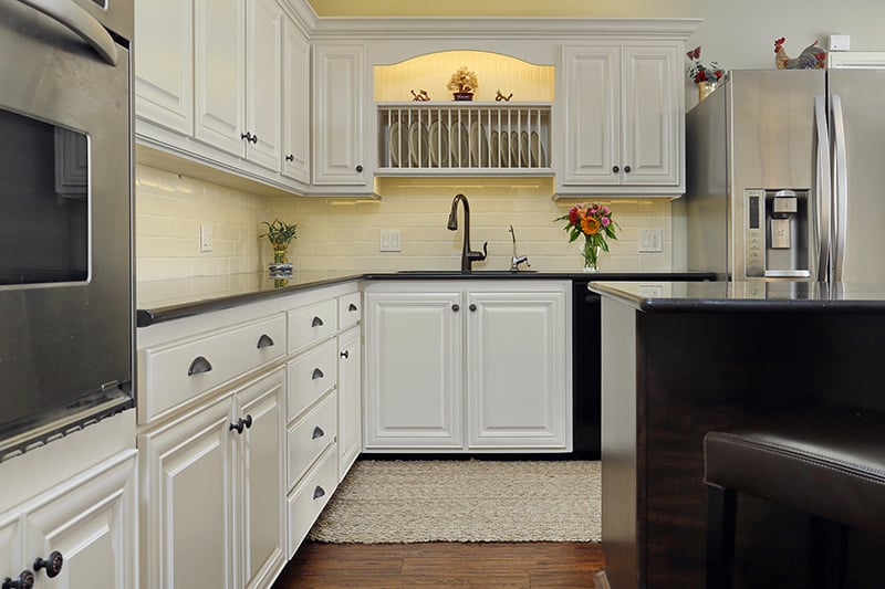 white-kitchen-black-faucet-with-Sprayer