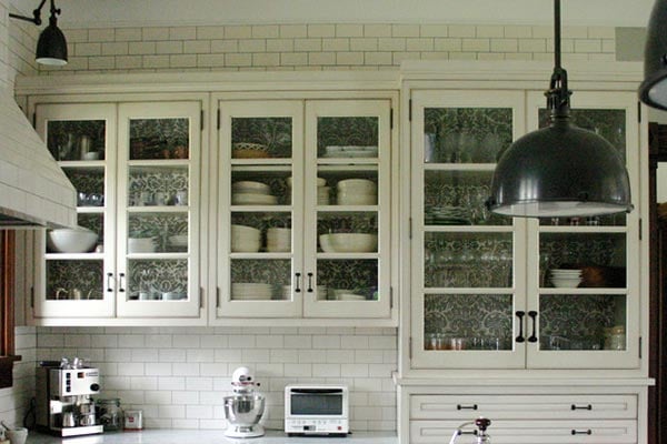 https://blog.kitchenmagic.com/hs-fs/hubfs/blog-files/glass-cabinets-with-liner.jpg?width=600&name=glass-cabinets-with-liner.jpg