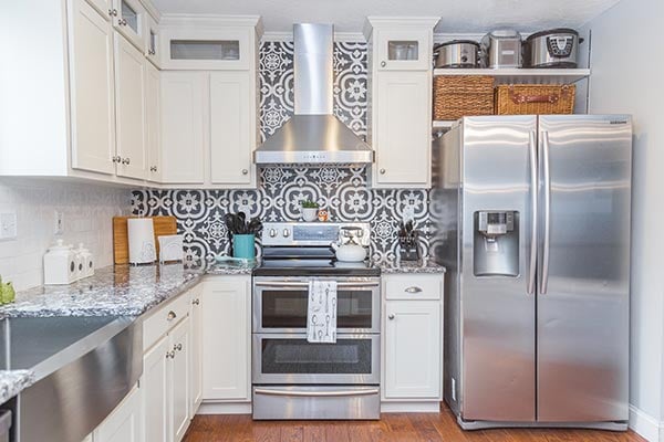 Moroccan patterned kitchen backsplash