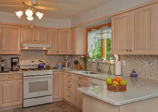 kitchen wall colors with maple cabinets