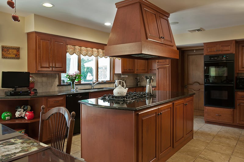 cherry-kitchen-granite-cream-walls