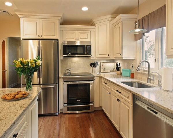 Antique White Kitchen with Cambria Windermere Quartz Countertop