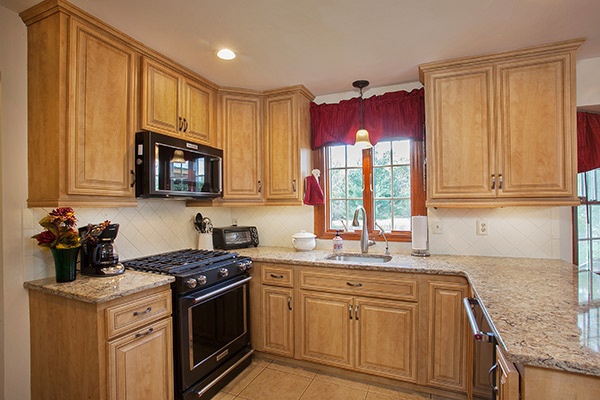Small Kitchen Look Larger, What Color Cabinets Make A Small Kitchen Look Bigger