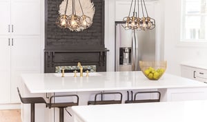 Comptoir en quartz Hanstone avec armoires blanches