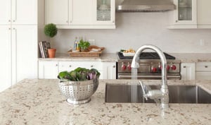 Comptoir en quartz de couleur naturelle avec des armoires blanches