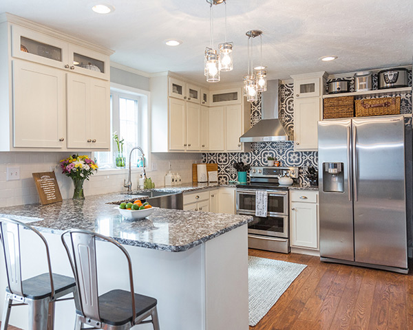 Pendant lights deals over kitchen peninsula