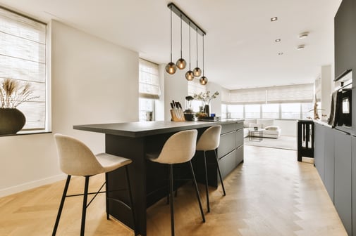 How should your countertop color work with the backsplash?