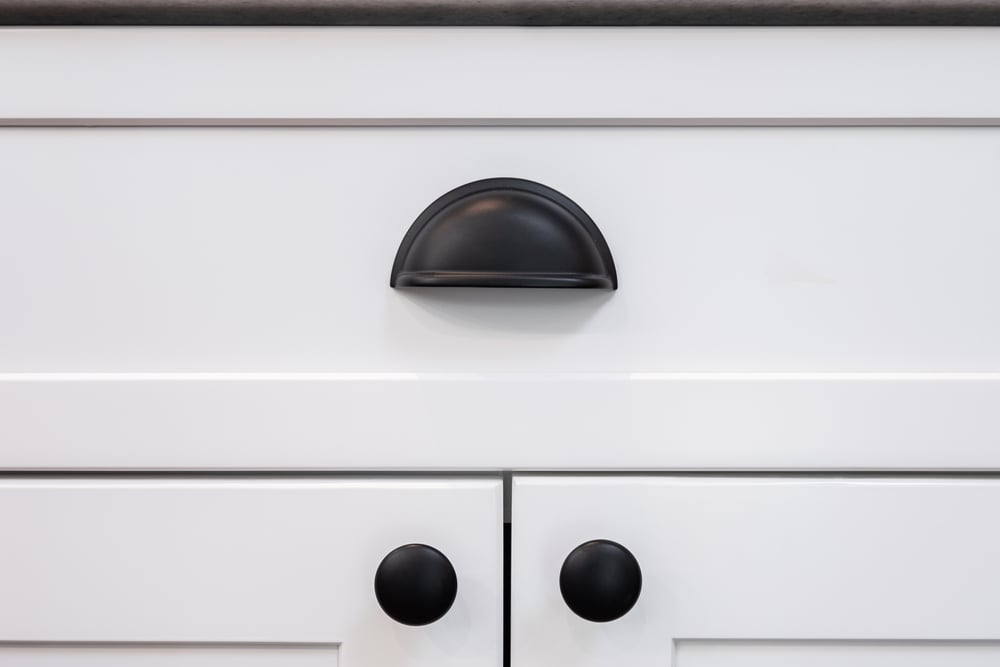 Knobs vs. Pulls: Which One Is Better for Your Kitchen Cabinets?